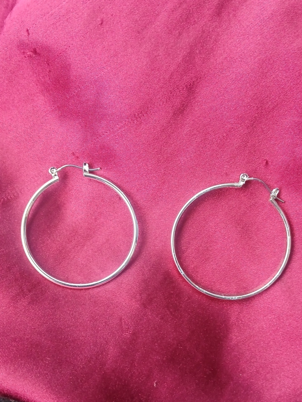 Classic Silver Hoop Earrings – Timeless Women’s Jewelry